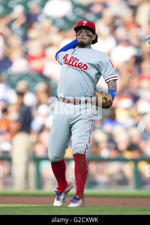 Detroit, Michigan, Stati Uniti d'America. Xxiv Maggio, 2016. Philadelphia infielder Freddy Galvis (13) durante la MLB azione di gioco tra i Philadelphia Phillies e Detroit Tigers al Comerica Park di Detroit, Michigan. Le tigri hanno sconfitto il Phillies 3-1. John Mersits/CSM/Alamy Live News Foto Stock