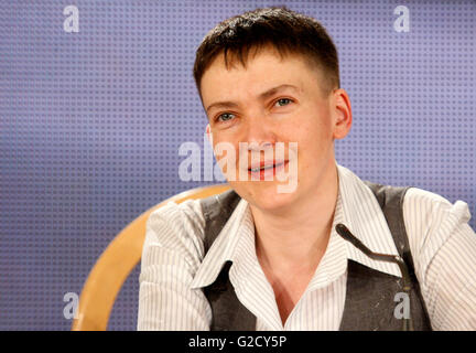 Kiev, Ucraina. 27 Maggio, 2016. Pilota ucraino Nadiya Savchenko che fu liberato dalla prigione in Russia risponde alle domande dei giornalisti durante la sua conferenza stampa a Kiev in Ucraina. Savchenko sono tornati a casa come lei è stato scambiato per due presunti soldati russi, Aleksander Aleksandrov e Yevgeny Yerofeyev maggio 25. © Vasyl Shevchenko/ Pacifico premere/Alamy Live News Foto Stock