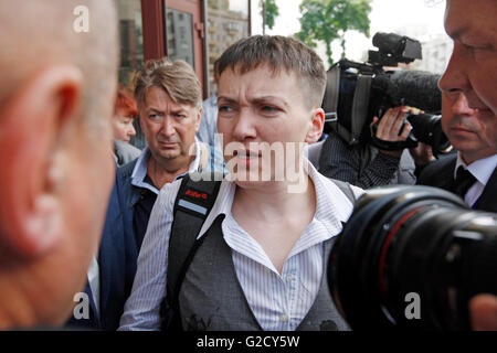 Kiev, Ucraina. 27 Maggio, 2016. Pilota ucraino Nadiya Savchenko, che fu liberato dalla prigione in Russia risponde alle domande dei giornalisti dopo la sua conferenza stampa a Kiev in Ucraina. Savchenko sono tornati a casa come lei è stato scambiato per due presunti soldati russi, Aleksander Aleksandrov e Yevgeny Yerofeyev maggio 25. © Vasyl Shevchenko/ Pacifico premere/Alamy Live News Foto Stock