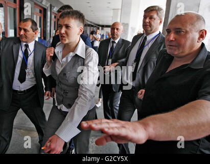 Kiev, Ucraina. 27 Maggio, 2016. Pilota ucraino Nadiya Savchenko (C), che è stato liberato dal carcere in Russia passeggiate dopo la sua conferenza stampa a Kiev in Ucraina. Savchenko sono tornati a casa come lei è stato scambiato per due presunti soldati russi, Aleksander Aleksandrov e Yevgeny Yerofeyev maggio 25. © Vasyl Shevchenko/ Pacifico premere/Alamy Live News Foto Stock