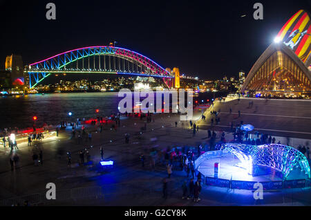 Sydney, Australia - 27 Maggio 2016: Vivid Sydney Light Show Festival aperto il 27 maggio 2016. Il festival è stato impostato per essere eseguito fino al XVIII di giugno con una vasta gamma di luci, sculture e installazioni. Credito: mjmediabox /Alamy Live News Foto Stock