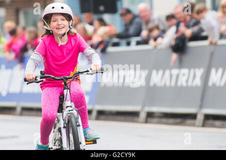 Aberystwyth Wales UK, venerdì 27 maggio 2016 centinaia di persone prendono parte all'annuale del ciclo di Aber fest gare ciclistiche in giro per le strade della città. A partire dal pomeriggio con le gare per i bambini delle scuole e continuando attraverso una drammatica tuoni e fulmini tempesta, l'evento goduto in serata con piloti professionisti in competizione nella pera Izumi serie Tour Photo credit: Keith Morris / Alamy Live News Foto Stock