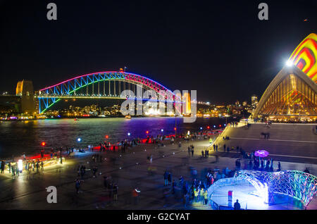 Sydney, Australia - 27 Maggio 2016: Vivid Sydney Light Show Festival aperto il 27 maggio 2016. Il festival è stato impostato per essere eseguito fino al XVIII di giugno con una vasta gamma di luci, sculture e installazioni. Credito: mjmediabox /Alamy Live News Foto Stock