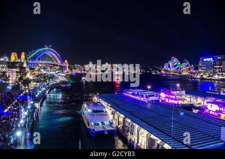 Sydney, Australia - 27 Maggio 2016: Vivid Sydney Light Show Festival aperto il 27 maggio 2016. Il festival è stato impostato per essere eseguito fino al XVIII di giugno con una vasta gamma di luci, sculture e installazioni. Credito: mjmediabox /Alamy Live News Foto Stock