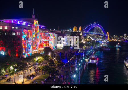 Sydney, Australia - 27 Maggio 2016: Vivid Sydney Light Show Festival aperto il 27 maggio 2016. Il festival è stato impostato per essere eseguito fino al XVIII di giugno con una vasta gamma di luci, sculture e installazioni. Credito: mjmediabox /Alamy Live News Foto Stock