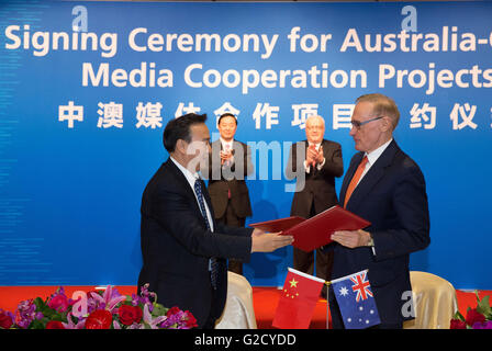 Sydney, Australia. 27 Maggio, 2016. Rappresentativo della media cinesi e il suo omologo australiano valuta un memorandum di intesa che consente un maggiore scambio di informazioni dopo una cerimonia di firma sei China-Australia media di accordi di cooperazione a Sydney in Australia, 27 maggio 2016. © Zhu Hongye/Xinhua/Alamy Live News Foto Stock