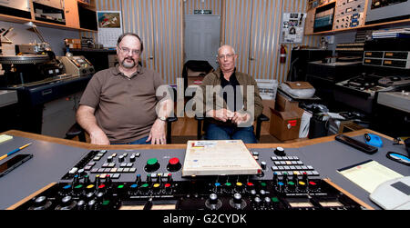 North Hills, in California, Stati Uniti d'America. 25 Maggio, 2016. Ingegnere del suono KEVIN GRIGIO, sinistra e RON RAMBACH, responsabile di questioni di musica Jazz, pongono alla console in Gray's Cohearent Audio Studio. Fondata nel 1978, questioni di musica Jazz è dedicato al re-rilasciando nuovi pressature storico di Blue Note Records titoli jazz su 45 e 33 giri/min, 180g vinile vergine. Ciascuno di ri-rilasciato album jazz è restaurata e rimasterizzata dal master originale nastri analogici e caratteristiche la mitica Blue Note di copertina con gatefold giacche e altre foto dalle sessioni di originale. © Brian Cahn/ZUMA filo/Alamy Live News Foto Stock