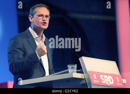 Berlino, Germania. 27 Maggio, 2016. Michael Mueller, che disciplinano il sindaco di Berlino, parlando durante lo stato parte conferenza dei DOCUP a Berlino, Germania, 27 maggio 2016. Foto: WOLFGANG KUMM/dpa/Alamy Live News Foto Stock