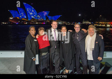 Sydney, Australia - 27 Maggio 2016: Vivid Sydney Light Show Festival aperto il 27 maggio 2016. Il festival è stato impostato per essere eseguito fino al XVIII di giugno con una vasta gamma di luci, sculture e installazioni. Nella foto è Stuart Ayres NSW il Ministro per il commercio, il turismo e gli eventi principali in posa con gli artisti che hanno contribuito a creare la proiezione visualizzato sull'Opera House di Sydney. Credito: mjmediabox /Alamy Live News Foto Stock