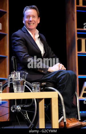 Hay Festival - Maggio 2016 - Frank Gardner la BBC corrispondente sicurezza parla del suo debutto romanzo intitolato crisi, un hi-tech thriller - Fotografia Steven Maggio / Alamy Live News Foto Stock