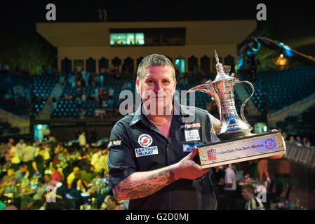 DUBAI, UAE, 27 marzo 2016. Scozia Gary Anderson festeggia con il 2016 Dubai Duty Free Freccette Masters trophy. Il PDC attuale Campione del Mondo Anderson beat difendere tre time DDF Freccette Masters e attuale campione mondo No. 1 Michael van Gerwen dei Paesi Bassi, per vincere il titolo per la prima volta Credito: Feroz Khan/Alamy Live News Foto Stock