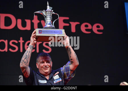 DUBAI, UAE, 27 marzo 2016. Scozia Gary Anderson festeggia dopo aver ricevuto il il 2016 Dubai Duty Free Freccette Masters trophy. Il PDC attuale Campione del Mondo Anderson beat difendere tre time DDF Freccette Masters e attuale campione mondo No. 1 Michael van Gerwen dei Paesi Bassi, per vincere il titolo per la prima volta Credito: Feroz Khan/Alamy Live News Foto Stock