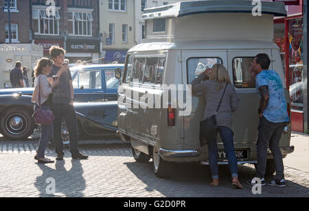 Melton Mowbray, Regno Unito. 27 Maggio, 2016. Visitatori trattate per una vasta gamma di auto classiche e le biciclette in tempi passati durante la calda serata primaverile . Credito: Clifford Norton/Alamy Live News Foto Stock