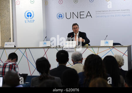 Nairobi, in Kenya. 27 Maggio, 2016. Achim Steiner, Direttore Esecutivo del Programma delle Nazioni Unite per l'ambiente (UNEP), parla nel corso di una conferenza stampa a Nairobi, in Kenya, 27 maggio 2016. I governi di tutto il mondo hanno realizzato un audace politica, i finanziamenti e le scelte normative che hanno accelerato la trasformazione ecologica nel corso dell' ultimo decennio, Direttore Esecutivo del Programma delle Nazioni Unite per l'ambiente (UNEP) Achim Steiner ha detto venerdì. © Li Baishun/Xinhua/Alamy Live News Foto Stock