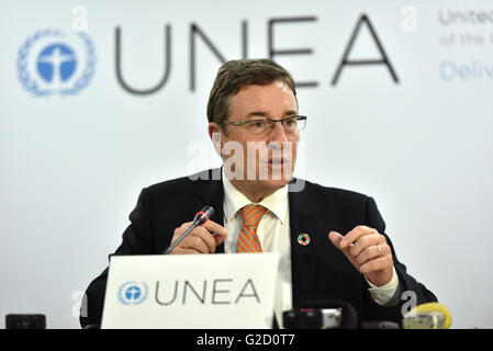 Nairobi, in Kenya. 27 Maggio, 2016. Achim Steiner, Direttore Esecutivo del Programma delle Nazioni Unite per l'ambiente (UNEP), parla nel corso di una conferenza stampa a Nairobi, in Kenya, 27 maggio 2016. I governi di tutto il mondo hanno realizzato un audace politica, i finanziamenti e le scelte normative che hanno accelerato la trasformazione ecologica nel corso dell' ultimo decennio, Direttore Esecutivo del Programma delle Nazioni Unite per l'ambiente (UNEP) Achim Steiner ha detto venerdì. © Sun Ruibo/Xinhua/Alamy Live News Foto Stock