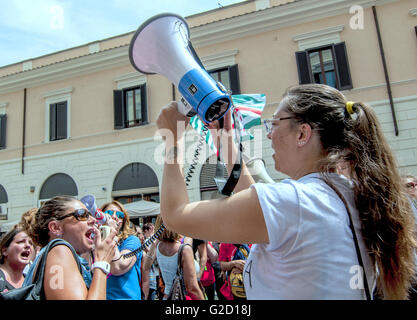 Roma, Italia. 27 Maggio, 2016. Sciopero e dimostrazione di call center in compagnia di Almaviva in Roma contro i 3.000 licenziamenti annunciati dal gruppo che sarà implementato prima del 5 di giugno non è una soluzione. © Patrizia Cortellessa/Pacific Press/Alamy Live News Foto Stock