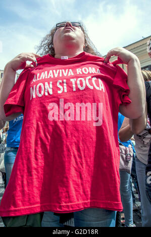 Roma, Italia. 27 Maggio, 2016. Sciopero e dimostrazione di call center in compagnia di Almaviva in Roma contro i 3.000 licenziamenti annunciati dal gruppo che sarà implementato prima del 5 di giugno non è una soluzione. © Patrizia Cortellessa/Pacific Press/Alamy Live News Foto Stock