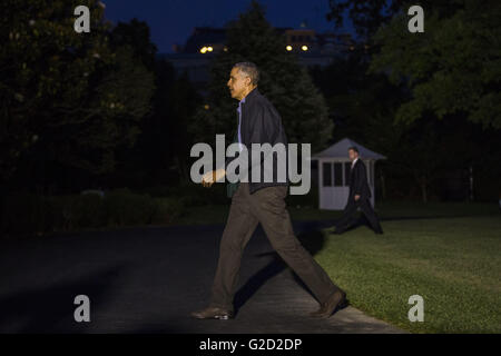 Washington, Distretto di Columbia, Stati Uniti d'America. 27 Maggio, 2016. Il Presidente degli Stati Uniti Barack Obama ritorna alla Casa Bianca dal suo viaggio in Giappone e il Vietnam in Washington, DC, Stati Uniti d'America, 27 maggio 2016. Mentre in Giappone, Obama è diventato il primo presidente di seduta per visitare Hiroshima, dove gli Stati Uniti cadere la prima delle due bombe atomiche vicino alla fine della II Guerra Mondiale in agosto, 1945.Credit: Jim LoScalzo/Piscina via CNP Credito: Jim Loscalzo/CNP/ZUMA filo/Alamy Live News Foto Stock