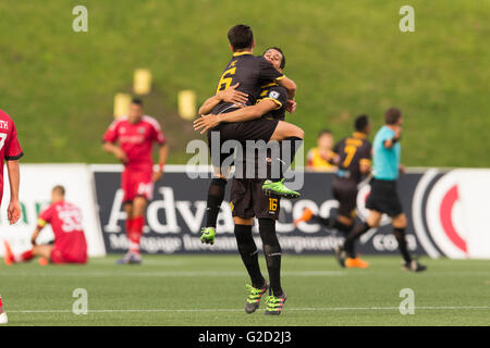 27 maggio 2016: Fort Lauderdale percussori Victor Pagliari Giro (6) Salta fino a celebrare con Luis Felipe Fernandes (16). Fort Lauderdale percussori Maicon Santos (29) ha segnato in 8 minuto durante la NASL match tra Fort Lauderdale percussori e Ottawa Fury FC a TD Place Stadium di Ottawa, ON, Canada Daniel Lea/CSM Foto Stock