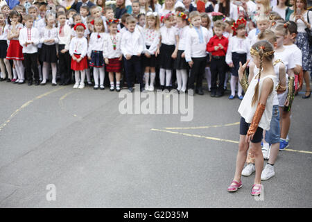 Kiev, Ucraina. 27 Maggio, 2016. Celebrazione dell'ultima chiamata 2016 a Kiev © Nazar Furyk/ZUMA filo/Alamy Live News Foto Stock