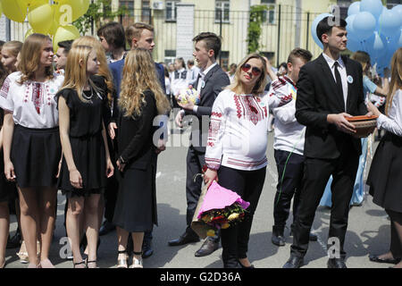 Kiev, Ucraina. 27 Maggio, 2016. Celebrazione dell'ultima chiamata 2016 a Kiev © Nazar Furyk/ZUMA filo/Alamy Live News Foto Stock