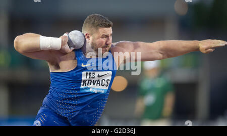 Eugene, Stati Uniti d'America. 27 Maggio, 2016. Joe Kovacs degli Stati Uniti compete durante l'Uomo ucciso mettere finale al 2016 IAAF Diamond League in Eugene, Stati Uniti, il 27 maggio 2016. Joe Kovacs rivendicato il titolo con 22,13 metri. Credito: Yang Lei/Xinhua/Alamy Live News Foto Stock