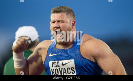 Eugene, Stati Uniti d'America. 27 Maggio, 2016. Joe Kovacs degli Stati Uniti celebra durante l'Uomo ucciso mettere finale al 2016 IAAF Diamond League in Eugene, Stati Uniti, il 27 maggio 2016. Joe Kovacs rivendicato il titolo con 22,13 metri. Credito: Yang Lei/Xinhua/Alamy Live News Foto Stock