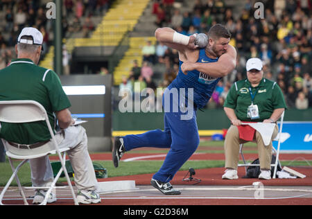 Eugene, Stati Uniti d'America. 27 Maggio, 2016. Joe Kovacs degli Stati Uniti compete durante l'Uomo ucciso mettere finale al 2016 IAAF Diamond League in Eugene, Stati Uniti, il 27 maggio 2016. Joe Kovacs rivendicato il titolo con 22,13 metri. Credito: Yang Lei/Xinhua/Alamy Live News Foto Stock