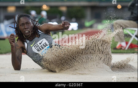 Eugene, Stati Uniti d'America. 27 Maggio, 2016. Brittney Reese degli Stati Uniti compete durante le Donne Salto in lungo Finale al 2016 IAAF Diamond League in Eugene, Stati Uniti, il 27 maggio 2016. Brittney Reese rivendicato il titolo con 6,92 metri. Credito: Yang Lei/Xinhua/Alamy Live News Foto Stock