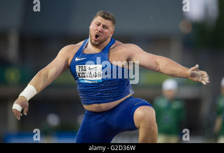 Eugene, Stati Uniti d'America. 27 Maggio, 2016. Joe Kovacs degli Stati Uniti compete durante l'Uomo ucciso mettere finale al 2016 IAAF Diamond League in Eugene, Stati Uniti, il 27 maggio 2016. Joe Kovacs rivendicato il titolo con 22,13 metri. Credito: Yang Lei/Xinhua/Alamy Live News Foto Stock