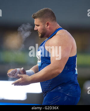 Eugene, Stati Uniti d'America. 27 Maggio, 2016. Joe Kovacs degli Stati Uniti compete durante l'Uomo ucciso mettere finale al 2016 IAAF Diamond League in Eugene, Stati Uniti, il 27 maggio 2016. Joe Kovacs rivendicato il titolo con 22,13 metri. Credito: Yang Lei/Xinhua/Alamy Live News Foto Stock