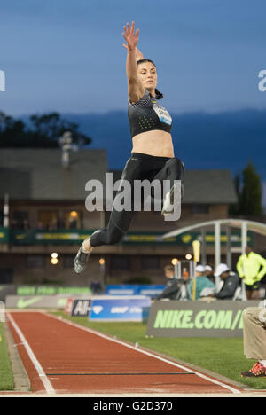 Eugene, Stati Uniti d'America. 27 Maggio, 2016. Ivana Spanovic di Serbia compete durante le Donne Salto in lungo Finale al 2016 IAAF Diamond League in Eugene, Stati Uniti, il 27 maggio 2016. Ivana Spanovic ha preso il secondo posto con 6,88 metri. Credito: Yang Lei/Xinhua/Alamy Live News Foto Stock