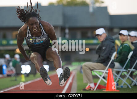 Eugene, Stati Uniti d'America. 27 Maggio, 2016. Brittney Reese degli Stati Uniti compete durante le Donne Salto in lungo Finale al 2016 IAAF Diamond League in Eugene, Stati Uniti, il 27 maggio 2016. Brittney Reese rivendicato il titolo con 6,92 metri. Credito: Yang Lei/Xinhua/Alamy Live News Foto Stock