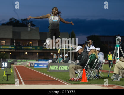 Eugene, Stati Uniti d'America. 27 Maggio, 2016. Brittney Reese degli Stati Uniti compete durante le Donne Salto in lungo Finale al 2016 IAAF Diamond League in Eugene, Stati Uniti, il 27 maggio 2016. Brittney Reese rivendicato il titolo con 6,92 metri. Credito: Yang Lei/Xinhua/Alamy Live News Foto Stock