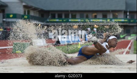 Eugene, Stati Uniti d'America. 27 Maggio, 2016. Lorraine Ugen di Gran Bretagna compete durante le Donne Salto in lungo Finale al 2016 IAAF Diamond League in Eugene, Stati Uniti, il 27 maggio 2016. Lorraine Ugen ha colto il terzo posto con 6,76 metri. Credito: Yang Lei/Xinhua/Alamy Live News Foto Stock