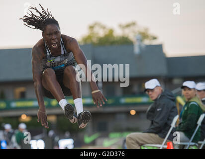 Eugene, Stati Uniti d'America. 27 Maggio, 2016. Brittney Reese degli Stati Uniti compete durante le Donne Salto in lungo Finale al 2016 IAAF Diamond League in Eugene, Stati Uniti, il 27 maggio 2016. Brittney Reese rivendicato il titolo con 6,92 metri. Credito: Yang Lei/Xinhua/Alamy Live News Foto Stock