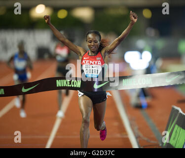 Eugene, Stati Uniti d'America. 27 Maggio, 2016. Hellen Obiri Onsando del Kenya sprint durante la donna 5000 metri finale al 2016 IAAF Diamond League in Eugene, Stati Uniti, il 27 maggio 2016. Hellen Obiri Onsando rivendicato il titolo con 14:32.02. Credito: Yang Lei/Xinhua/Alamy Live News Foto Stock