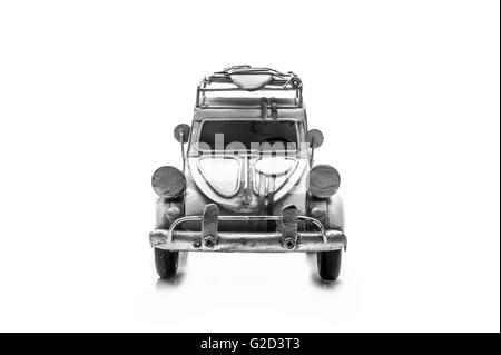 Immagine in bianco e nero di antico giocattolo auto isolato sul retro bianco massa Foto Stock