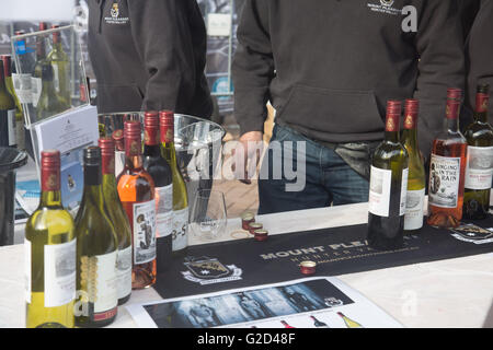 Sydney, Australia. 28 Maggio, 2016. Sapore di Manly riunisce vino Australiano e produttori di generi alimentari per questo festival annuale presso la spiaggia di Manly. Credit: modello10/Alamy Live News Foto Stock