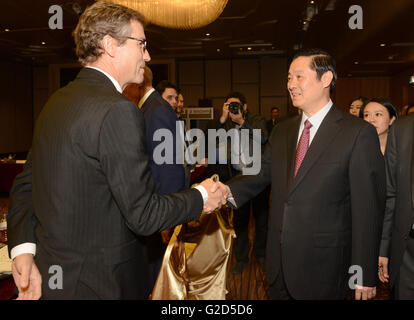 Sydney, Australia. 27 Maggio, 2016. Liu Qibao (R), il capo del dipartimento Pubblicità del Partito Comunista della Cina (CPC) Comitato Centrale, partecipa a un dialogo con sinologi a Sydney in Australia, 27 maggio 2016. Liu è su una due giorni di visita in Australia a partire da venerdì. © Qin Qing/Xinhua/Alamy Live News Foto Stock