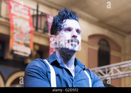 Londra, UK, 28 maggio 2016. Alexandra Palace. La mostra presenta oltre 300 artisti del tatuaggio così come alternativa alle sfilate di moda e stadio funge. Credito: pmgimaging/Alamy Live News Foto Stock