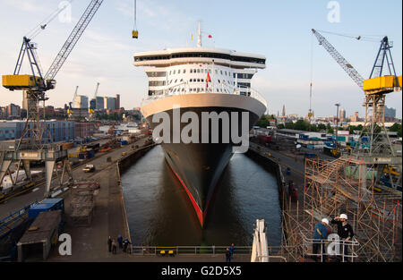 Amburgo, Germania. 27 Maggio, 2016. La nave da crociera "Queen Mary 2' banchine al Blohm Voss shipyard ad Amburgo, Germania, 27 maggio 2016. Ammodernamento e lavori di riparazione inizia presso il cantiere navale e continuerà fino al 17 giugno 2016. Foto: DANIEL BOCKWOLDT/dpa/Alamy Live News Foto Stock