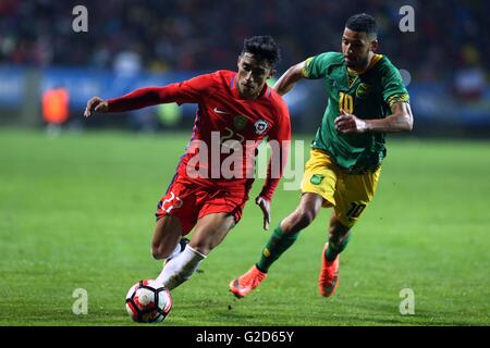 Vina del Mar, Cile. 27 Maggio, 2016. Immagine fornita da La Federazione calcistica del Cile (ANFP, per il suo acronimo in spagnolo) mostra Cile Edson Puch (L) in lizza con Joel Mcanuff della Giamaica durante la international amichevole a Vina del Mar, Cile, il 27 maggio 2016. © ANFP/Xinhua/Alamy Live News Foto Stock