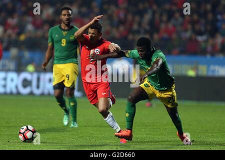 Vina del Mar, Cile. 27 Maggio, 2016. Immagine fornita da La Federazione calcistica del Cile (ANFP, per il suo acronimo in spagnolo) mostra il Cile di Alexis Sanchez (C) in lizza con Kemar Lawrence della Giamaica durante la international amichevole a Vina del Mar, Cile, il 27 maggio 2016. © ANFP/Xinhua/Alamy Live News Foto Stock