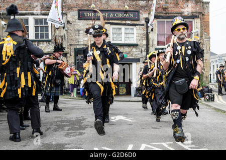 Chippenham, Regno Unito, 28 maggio, 2016. Membri della frontiera Wreckers Morris di Cornovaglia sono ritratte divertente la folla durante il giorno di apertura del 2016 Chippenham folk festival. Credito: lynchpics/Alamy Live News Foto Stock