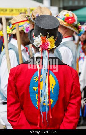 Chippenham, Regno Unito, 28 maggio, 2016. Membri del modo Icknield Morris da Oxfordshire sono ritratte divertente la folla durante il giorno di apertura del 2016 Chippenham folk festival. Credito: lynchpics/Alamy Live News Foto Stock