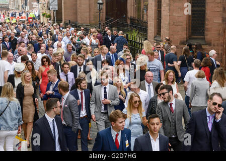 Chester Races, Chester, Regno Unito. Il 28 maggio 2016. Dopo la gara finale della riunione, racegoers fare il breve tragitto a piedi dal racecourse verso il pub, bar e ristoranti su Watergate Street nel centro di Chester. Andrew Paterson/ Alamy Live News. Foto Stock