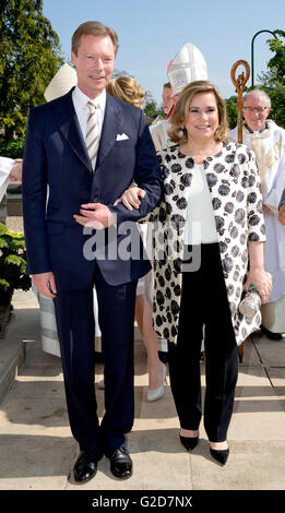 Nommern, 28-05-2016 Il Granduca Henri e Grand Duchesse Maria Teresa prima santa Comunione di S.A.R. il Principe Noè presso la chiesa di Nommern, figlio del principe Luigi e della Principessa Tessy del Lussemburgo RPE/Albert Nieboer/Paesi Bassi : NESSUN SERVIZIO DI FILO- Foto Stock