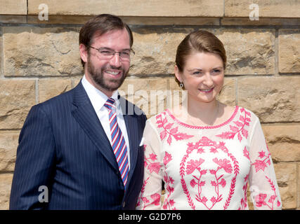 Nommern, 28-05-2016 Grand Duc Heritier Guillaume e la Granduchessa Heritiere Stephanie prima santa Comunione di S.A.R. il Principe Noè presso la chiesa di Nommern, figlio del principe Luigi e della Principessa Tessy del Lussemburgo RPE/Albert Nieboer/Paesi Bassi : NESSUN SERVIZIO DI FILO- Foto Stock