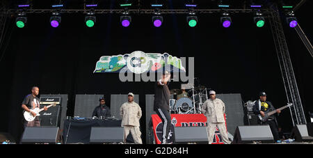 Southampton, Regno Unito. 28 Maggio, 2016. Il nemico pubblico di eseguire a Southampton gente comune del gruppo sono stati annunciati come ospiti speciali per La Stone Rose' quattro concerti a Manchester Etihad Stadium di questa estate. La American Public Enemy hip hop gruppo costituito da Chuck D, Flavor Flav, Professor Griff, Khari Wynn, DJ eterno e la S1W gruppo. Ha dovuto preforma senza sapore Flav come egli era stato rifiutato un visaa dal governo del Regno Unito Credito: uknip/Alamy Live News Foto Stock